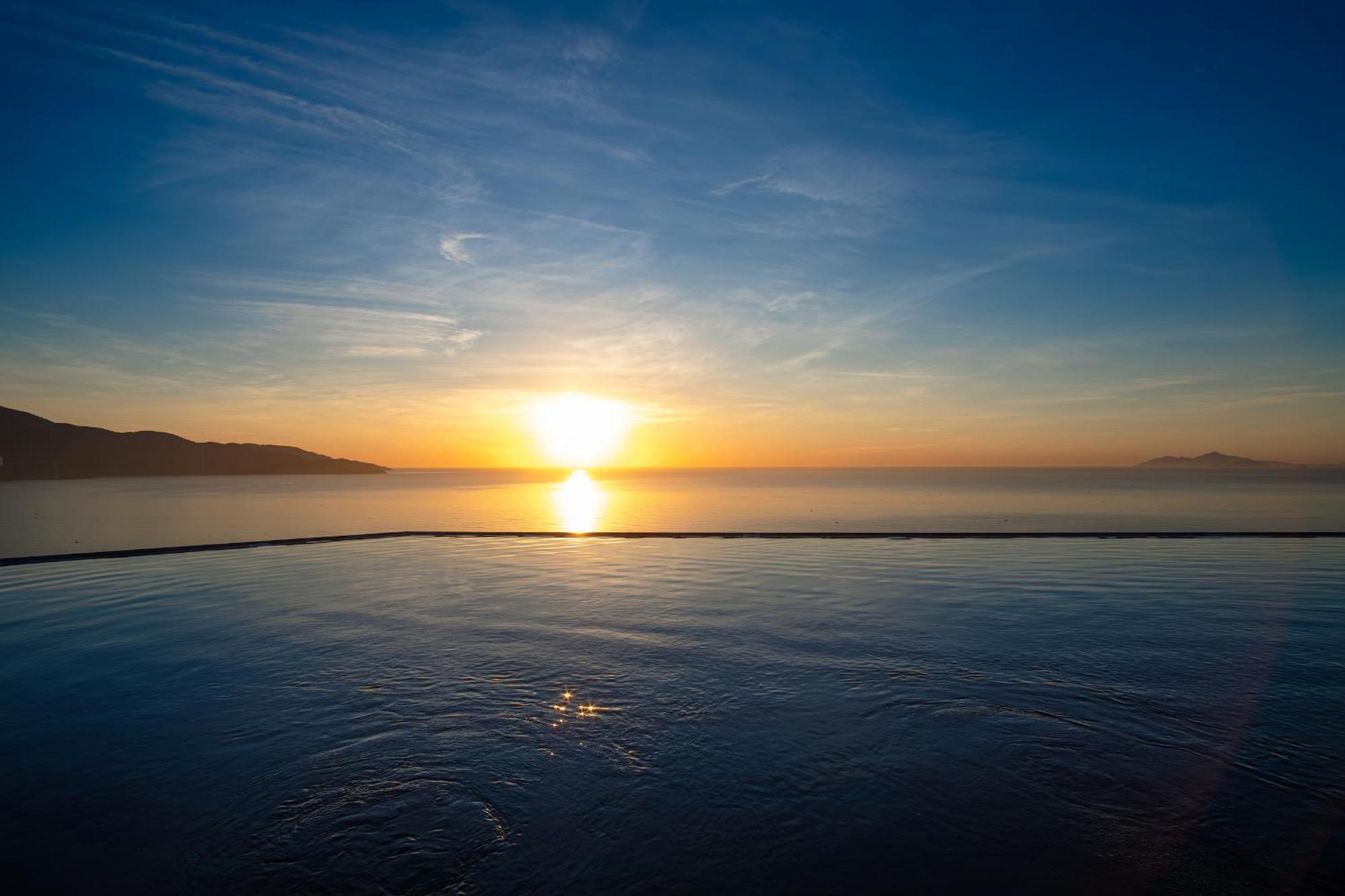 M Hotel Danang Экстерьер фото Sunset over the Gulf of Akaroa