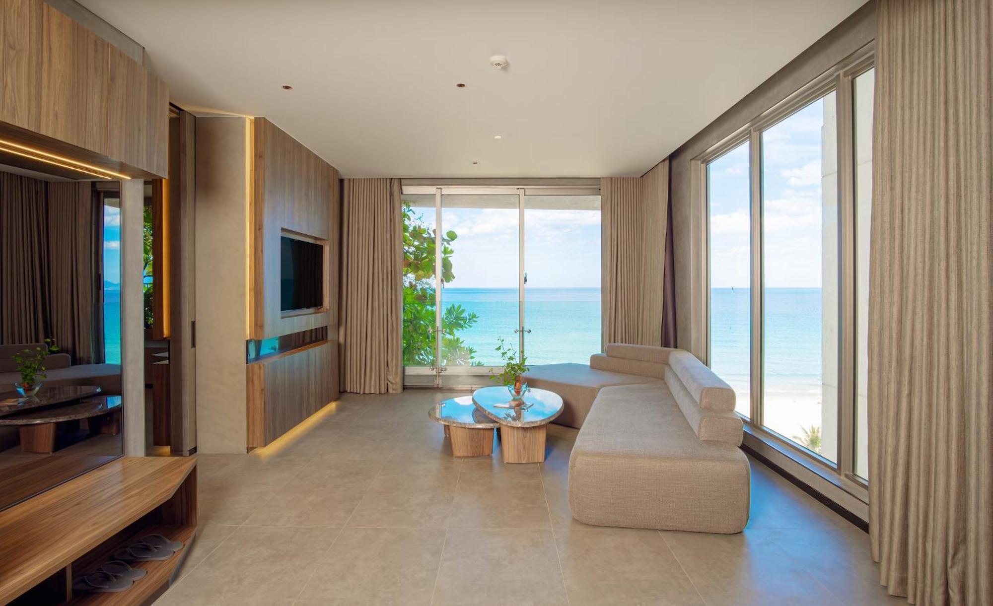 M Hotel Danang Экстерьер фото Living room of a suite at the hotel