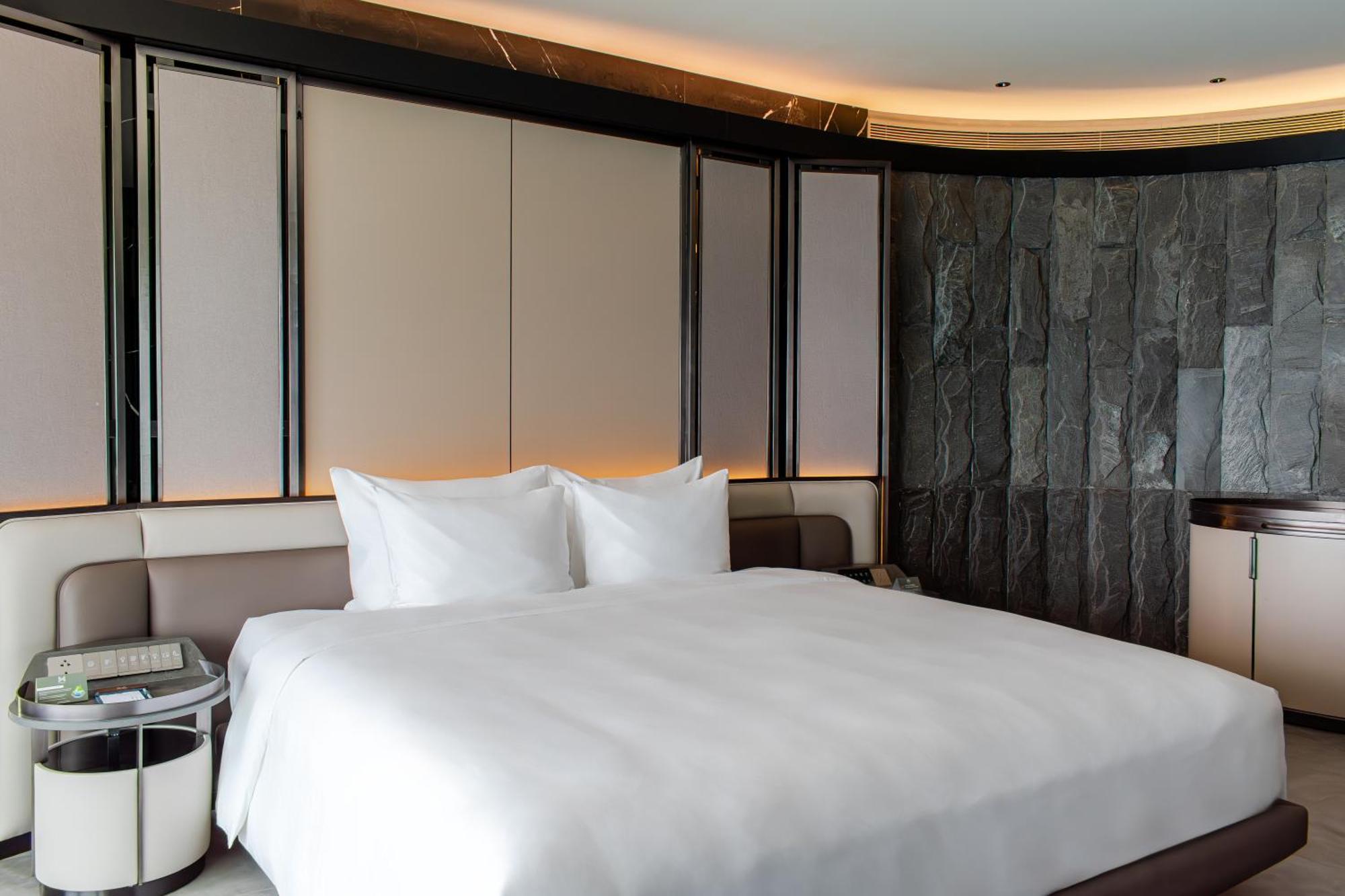M Hotel Danang Экстерьер фото A bedroom at the hotel